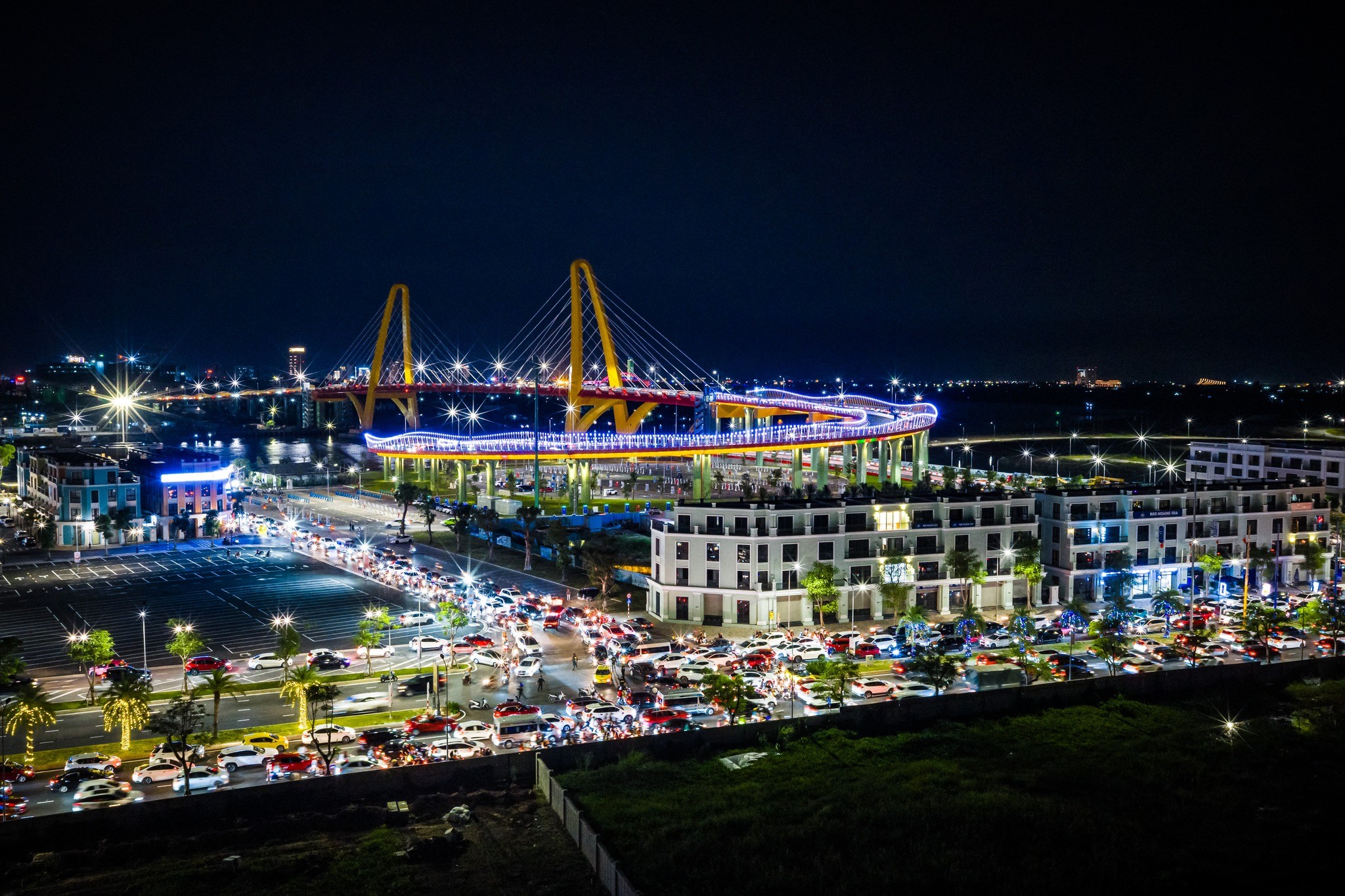 D&ograve;ng người đổ về đảo Vũ Y&ecirc;n mỗi ng&agrave;y mang lại lợi nhuận lớn cho c&aacute;c hoạt động kinh doanh