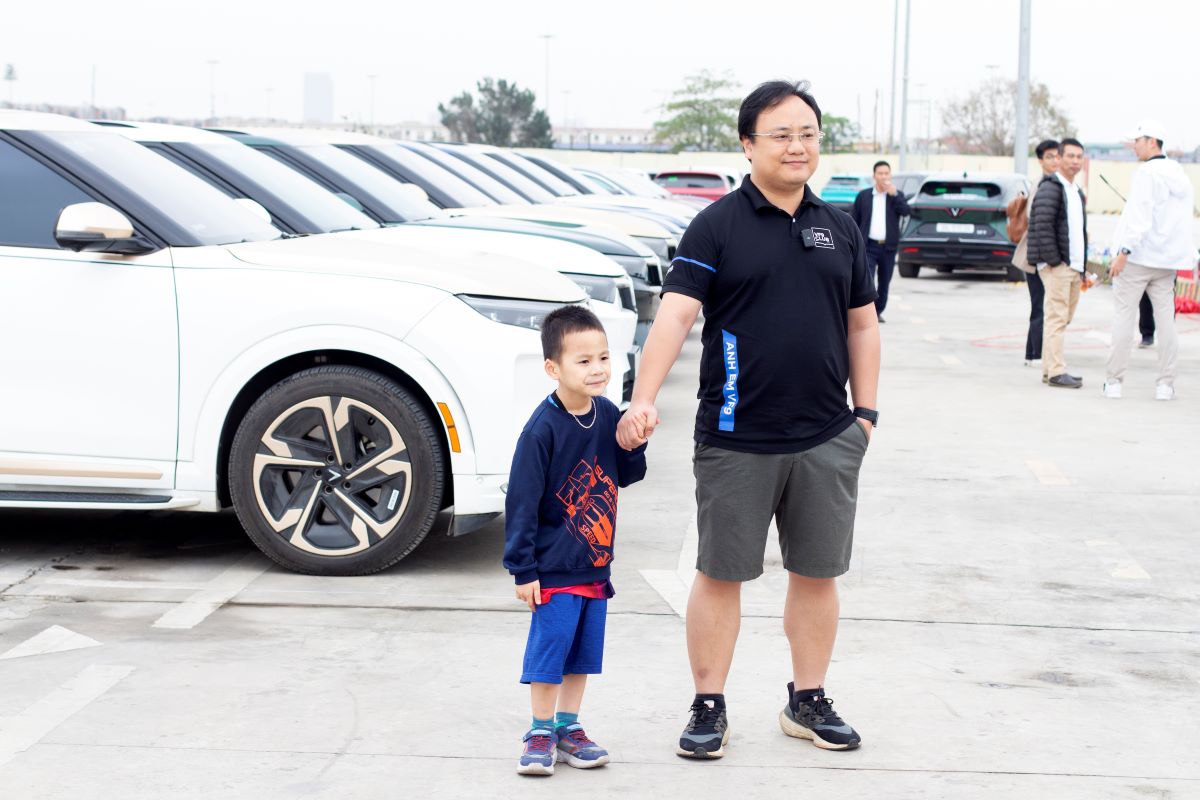 Anh Phạm Mạnh H&ugrave;ng v&agrave; con thường đồng h&agrave;nh c&ugrave;ng nhau trong c&aacute;c sự kiện v&igrave; m&ocirc;i trường&nbsp;