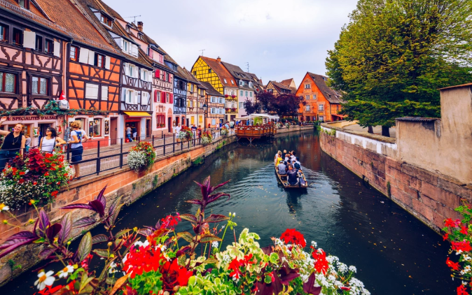Ng&ocirc;i l&agrave;ng cổ Colmar với m&agrave;u sắc rực rỡ (Ảnh: Shutterstok).