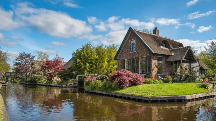 Một căn biệt thự tại &ldquo;ng&ocirc;i l&agrave;ng kh&ocirc;ng đường&rdquo; Giethoorn. Ảnh: Internet