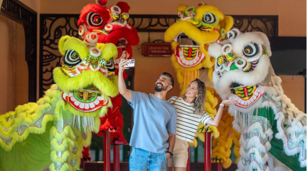 Du kh&aacute;ch quốc tế thăm Bảo t&agrave;ng L&acirc;n Sư Rồng đặt tại Nh&agrave; ga Hội An 2 &ndash; khu du lịch Sun World Ba Na Hills