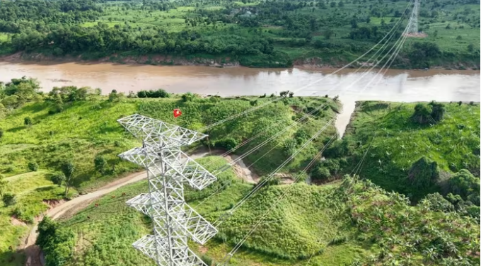 Sau hơn 6 th&aacute;ng thần tốc, đường d&acirc;y truyền tải 220kV d&agrave;i gần 70km từ nh&agrave; m&aacute;y về điểm đấu nối ph&iacute;a Việt Nam đ&atilde; được ho&agrave;n th&agrave;nh.