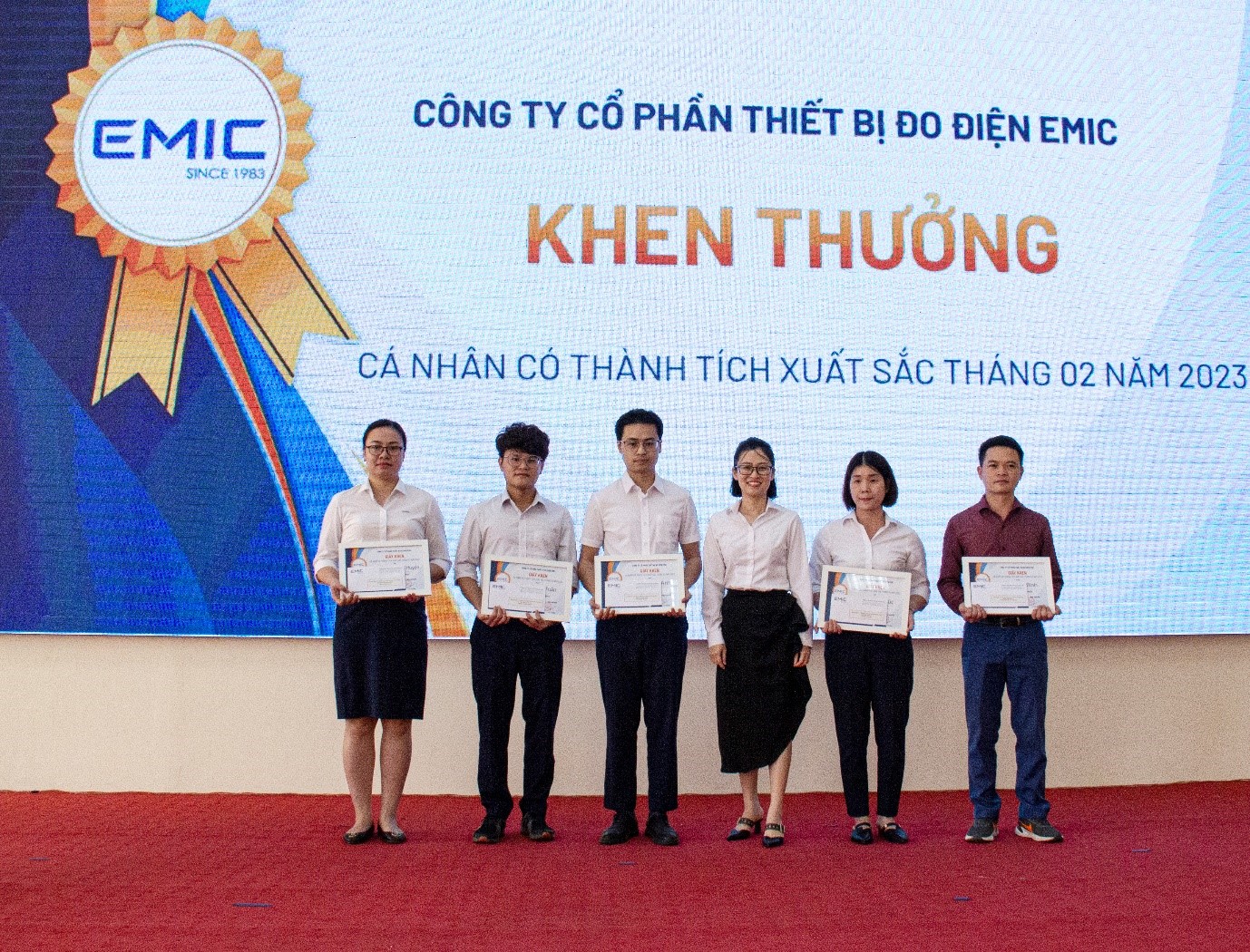 Khen thưởng c&aacute; nh&acirc;n c&oacute; th&agrave;nh t&iacute;ch xuất sắc hằng th&aacute;ng đ&atilde; trở th&agrave;nh n&eacute;t văn h&oacute;a ti&ecirc;u biểu tại EMIC. &nbsp;