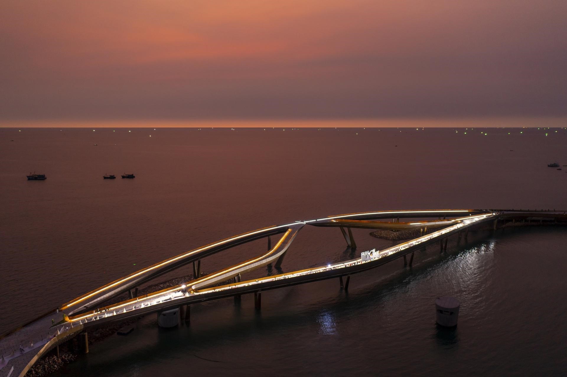 Cầu H&ocirc;n. Ảnh Sun Property