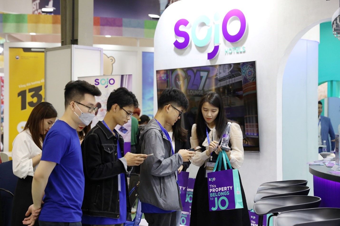 C&aacute;c bạn trẻ xếp h&agrave;ng chờ trải nghiệm tại gian h&agrave;ng SOJO Hotels