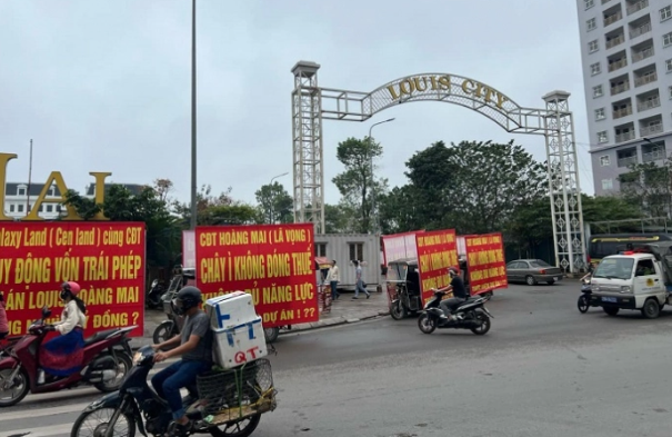 Kh&aacute;ch h&agrave;ng tố chủ đầu tư dự &aacute;n Louis City Ho&agrave;ng Mai ch&acirc;y &igrave; đ&oacute;ng tiền sử dụng đất. Ảnh: Tuyết Mai