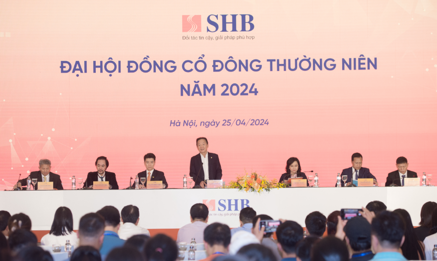 Đo&agrave;n Chủ tịch trả lời c&aacute;c c&acirc;u hỏi quan t&acirc;m của cổ đ&ocirc;ng li&ecirc;n quan đến c&aacute;c mục ti&ecirc;u v&agrave; chiến lược kinh doanh cho giai đoạn ph&aacute;t triển mới