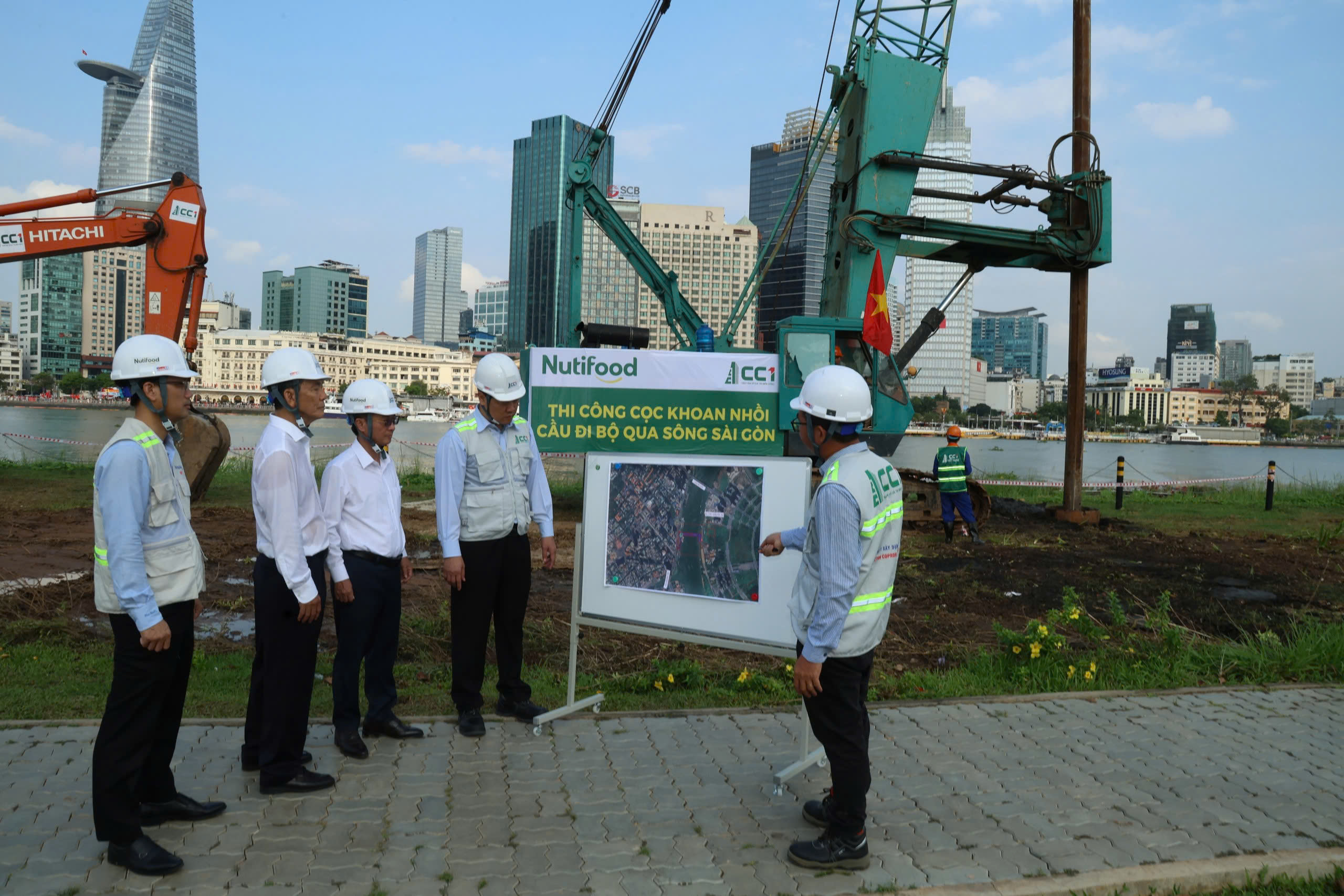 L&atilde;nh đạo hai b&ecirc;n trao đổi cụ thể về c&aacute;c yếu tố kỹ thuật v&agrave; trực tiếp chỉ đạo thực hiện trong qu&aacute; tr&igrave;nh thi c&ocirc;ng &nbsp;