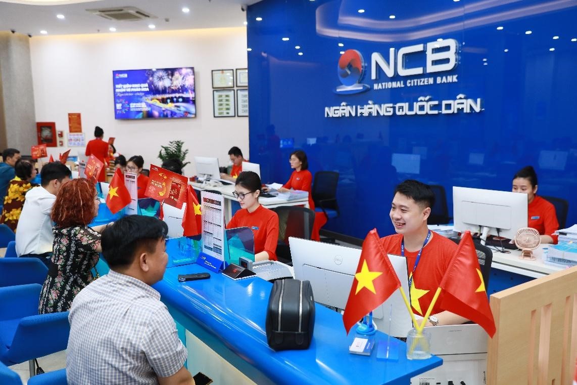 Kh&ocirc;ng kh&iacute; tự h&agrave;o d&acirc;n tộc tr&agrave;n ngập c&aacute;c điểm giao dịch của NCB dịp n&agrave;y &nbsp;