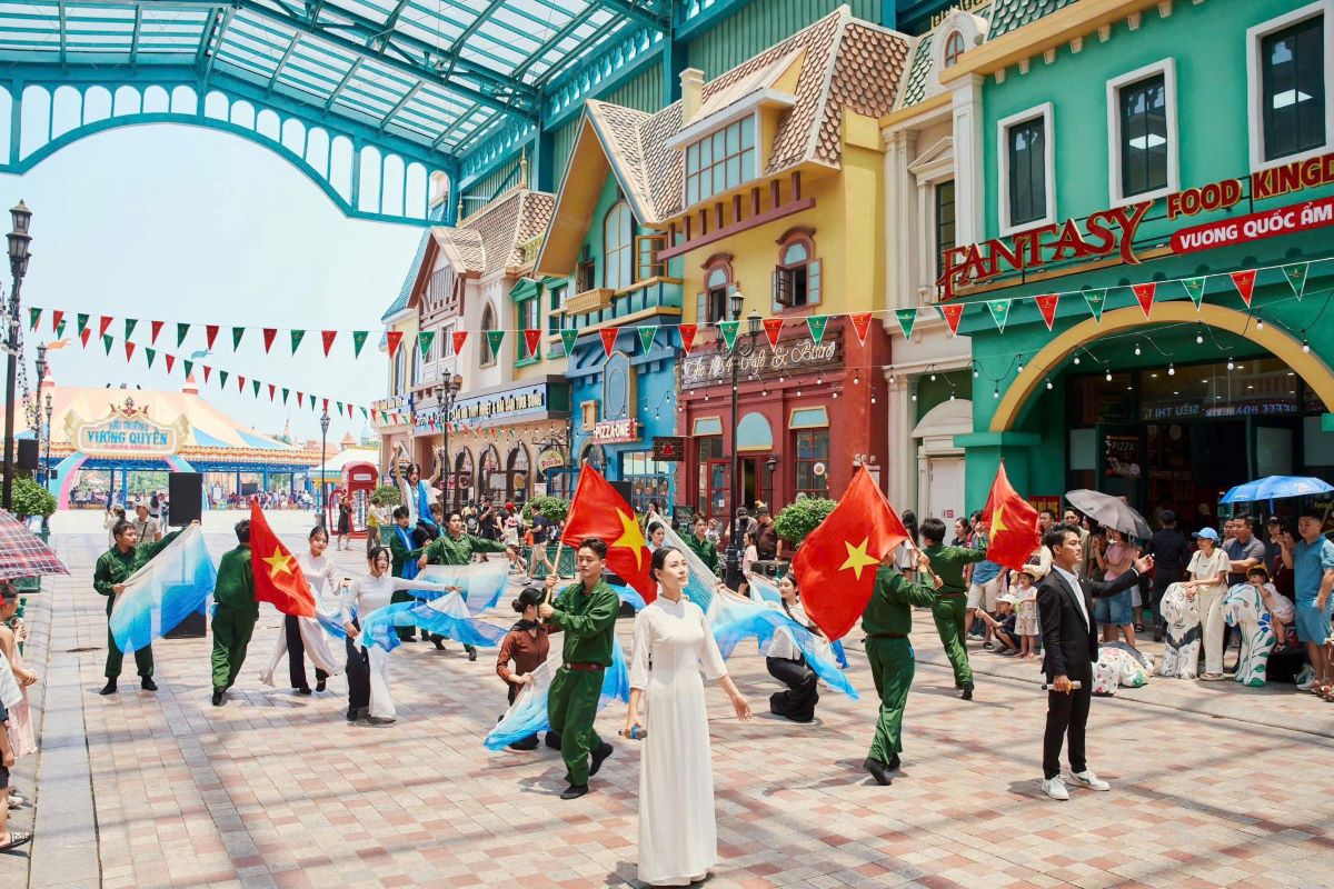 Chuỗi hoạt động tại VinWonders từ 25/4 - 3/5 với t&acirc;m điểm minishow &ldquo;Tự h&agrave;o Việt Nam&rdquo; chạm tới mọi cung bậc cảm x&uacute;c