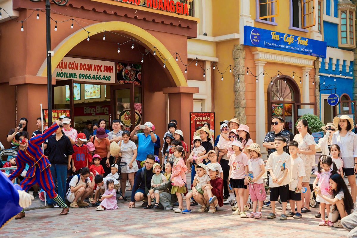 Vinhomes Royal Island thu h&uacute;t đ&ocirc;ng đảo du kh&aacute;ch nhờ chuỗi sự kiện s&ocirc;i động, trải d&agrave;i nhiều ng&agrave;y&nbsp;