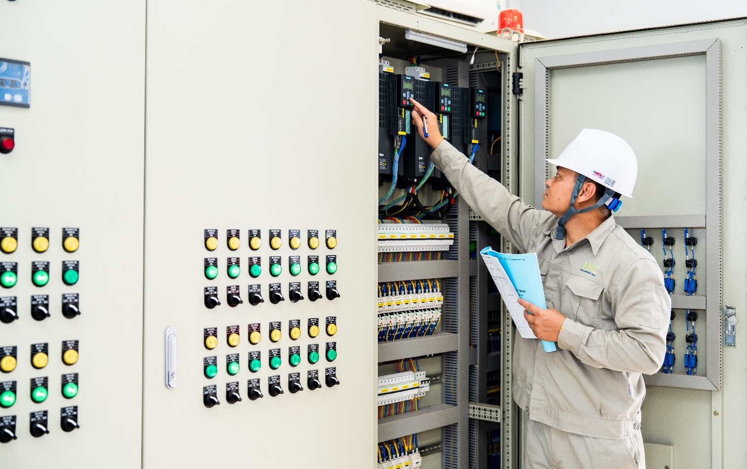 C&aacute;n bộ kỹ thuật tại KCN Quang Minh