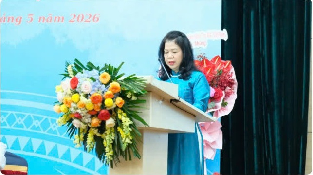 B&agrave; L&ecirc; Tuyết Mai &ndash; Ph&oacute; Chủ tịch Hội Bảo vệ quyền trẻ em Việt Nam tr&igrave;nh b&agrave;y b&aacute;o c&aacute;o thẩm tra tư c&aacute;ch đại biểu.