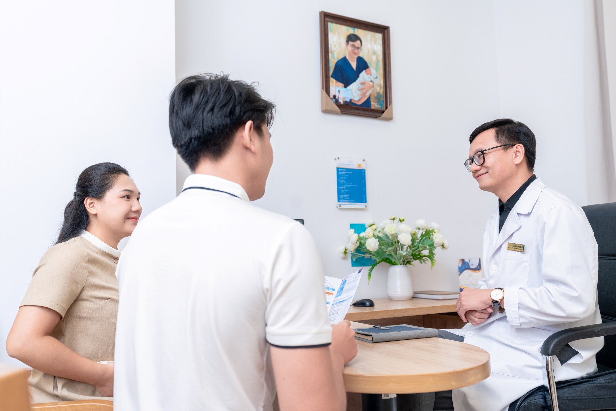 TS.BS Trần Mạnh Linh&nbsp;- Trưởng khoa Sản phụ khoa, Vinmec Hạ Long&nbsp;- thăm kh&aacute;m bệnh nh&acirc;n. &nbsp;