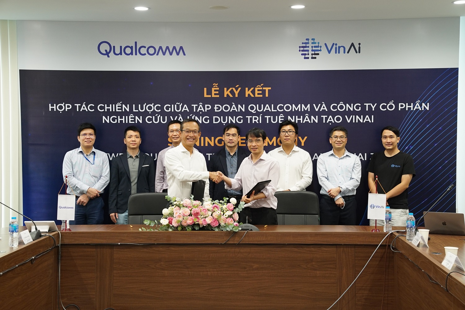 Lễ k&yacute; kết hợp t&aacute;c giữa&nbsp;VinAl v&agrave; Qualcomm&nbsp;Technologies.