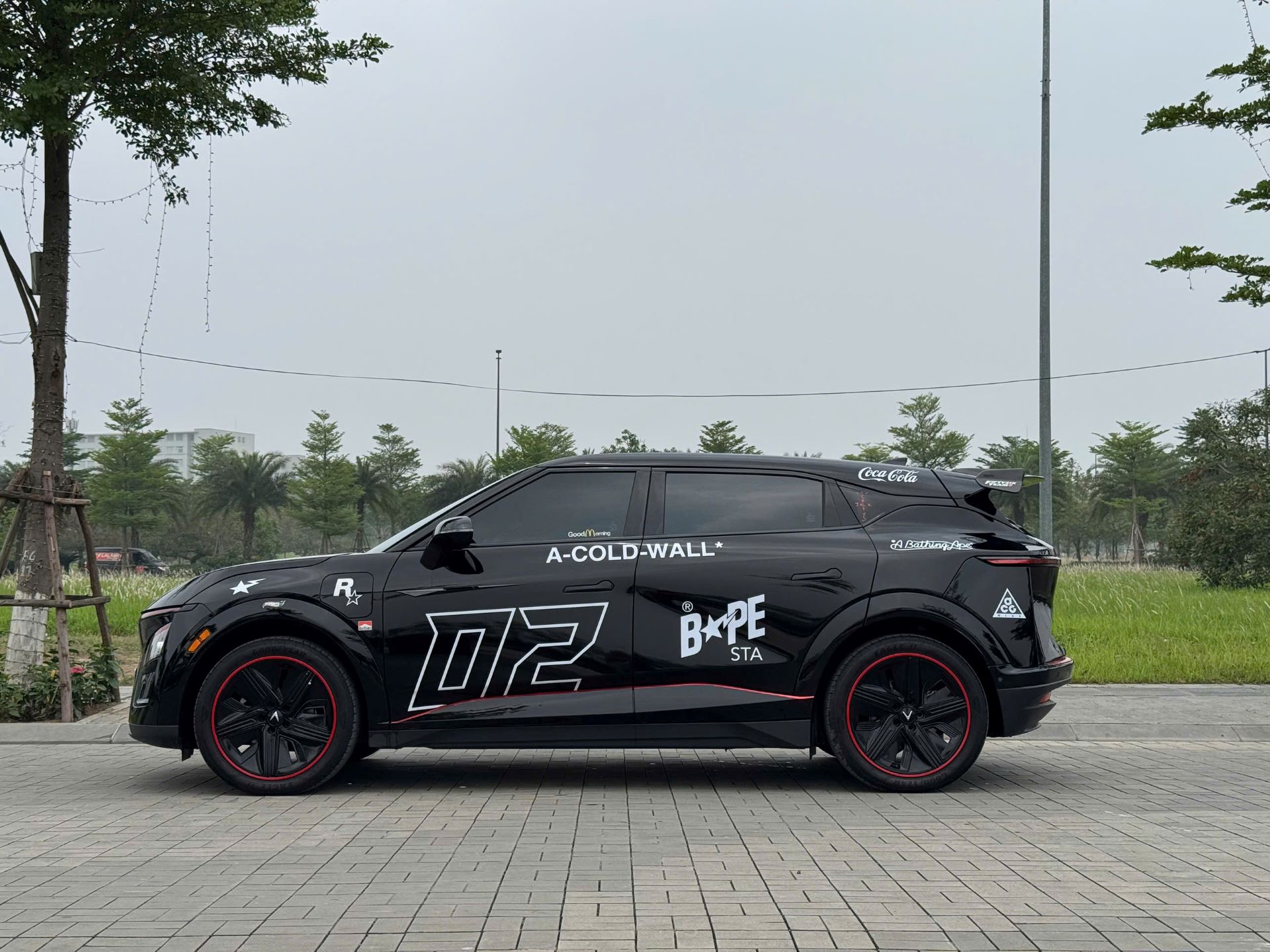 Theo anh Huy, nh&igrave;n ngang th&acirc;n xe, VF 7 gợi nhớ tới d&ograve;ng si&ecirc;u xe SUV của &Yacute;. &nbsp;