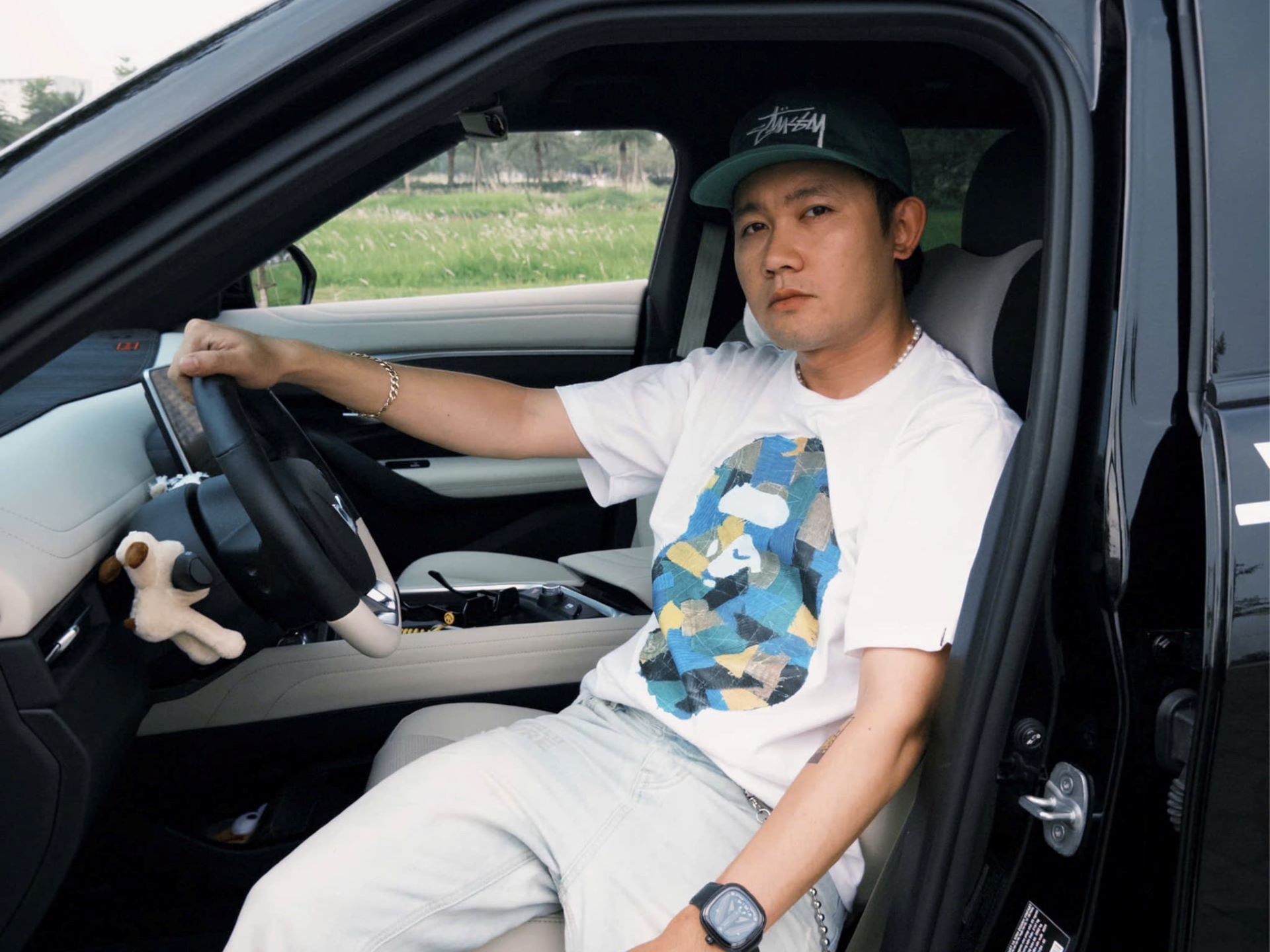 Anh Huy nhận định VF 7 c&oacute; cảm gi&aacute;c đ&aacute;nh l&aacute;i ch&iacute;nh x&aacute;c, v&ocirc;-lăng nhẹ, dễ sử dụng. &nbsp;