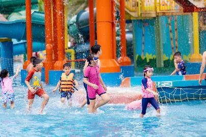 &ldquo;Lễ hội Ch&agrave;o m&ugrave;a h&egrave; 2024&rdquo; do CLB Sống Vui - Khỏe tổ chức hấp dẫn c&aacute;c cư d&acirc;n nh&iacute; với hoạt động thể thao, vui chơi dưới nước &nbsp;