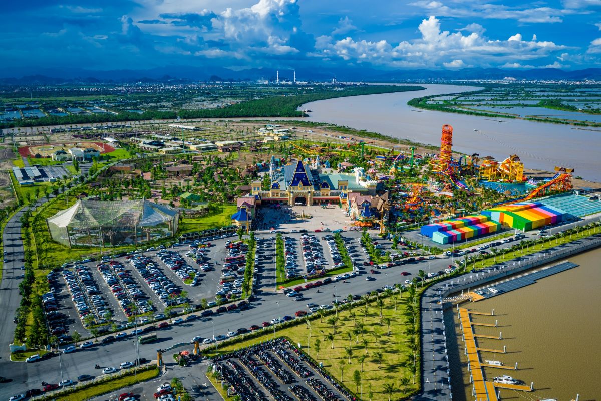 Trong b&aacute;n k&iacute;nh v&agrave;i ph&uacute;t di chuyển từ Isla Bella l&agrave; hệ tiện &iacute;ch khổng lồ với Vincom Mega Mall, VinWonders, s&acirc;n golf v&agrave; bến du thuyền