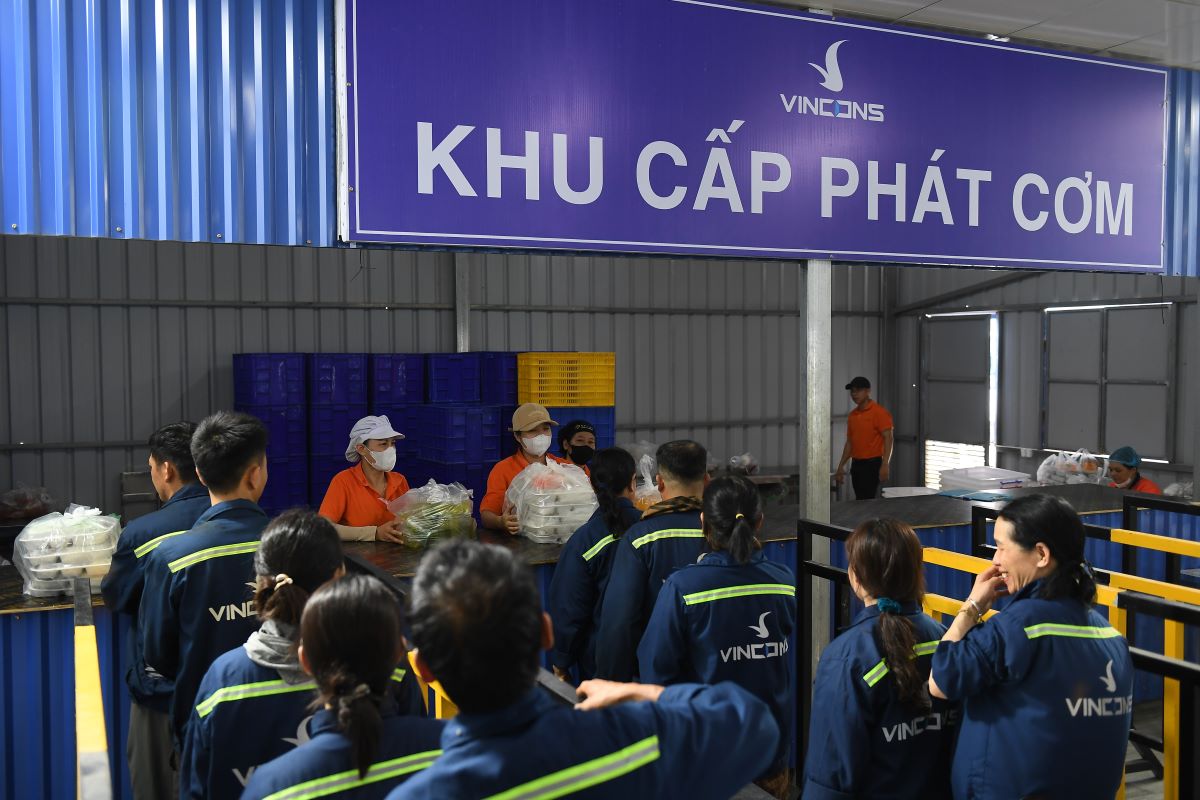 Người lao động nhận suất ăn trưa đảm bảo dinh dưỡng v&agrave; an to&agrave;n thực phẩm&nbsp;