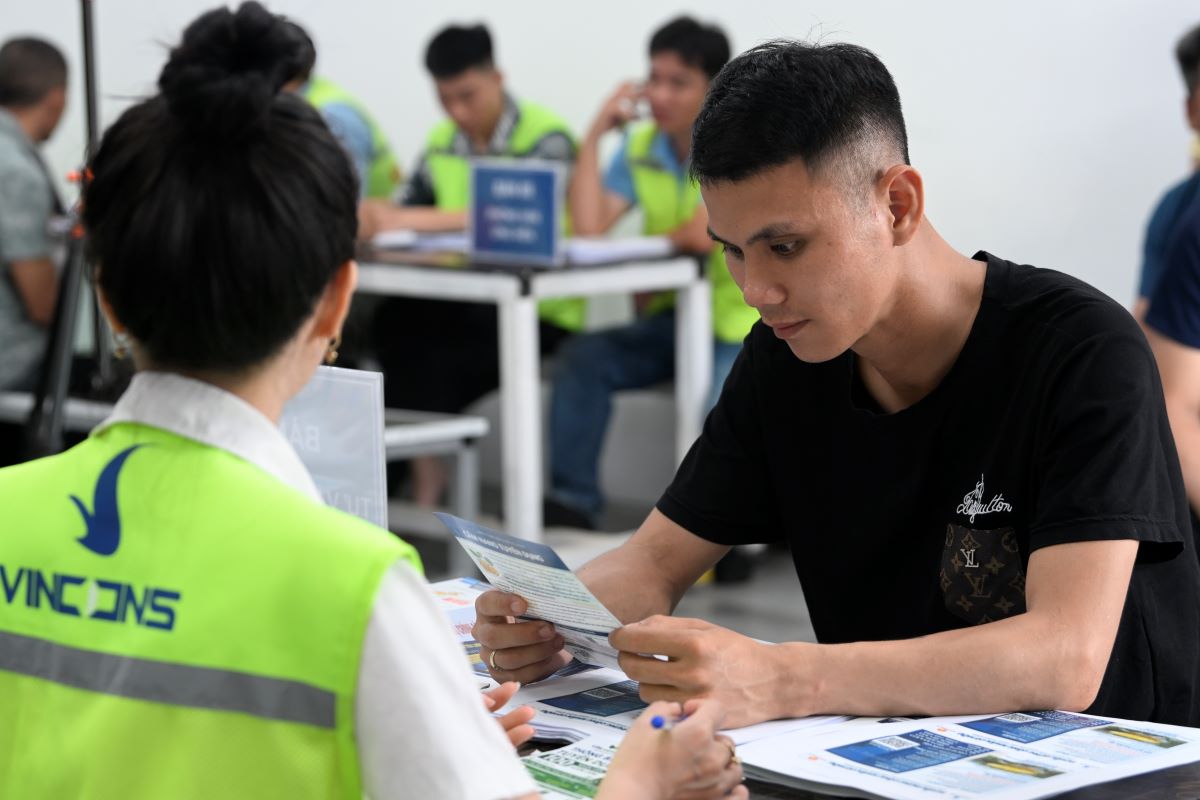 Anh Trần Văn Nh&acirc;n được tư vấn về c&aacute;c vị tr&iacute; tuyển dụng trước khi v&agrave;o b&agrave;n nộp hồ sơ.