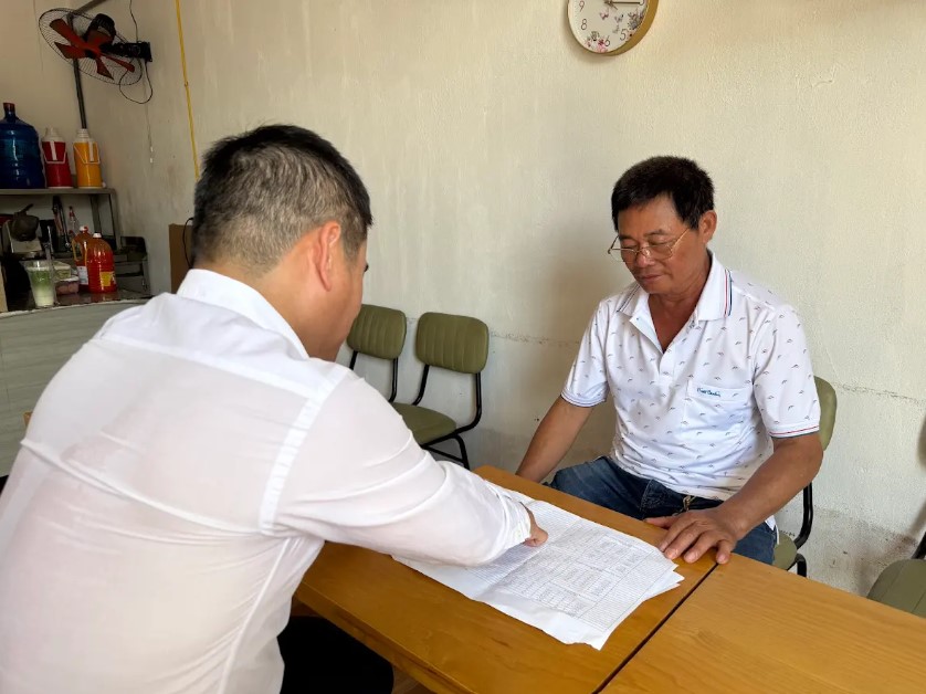 &Ocirc;ng Quỳnh&nbsp;(phải)&nbsp;đang t&igrave;m hiểu về c&aacute;c vị tr&iacute; việc l&agrave;m trong c&ocirc;ng trường để giới thiệu cho con ch&aacute;u.