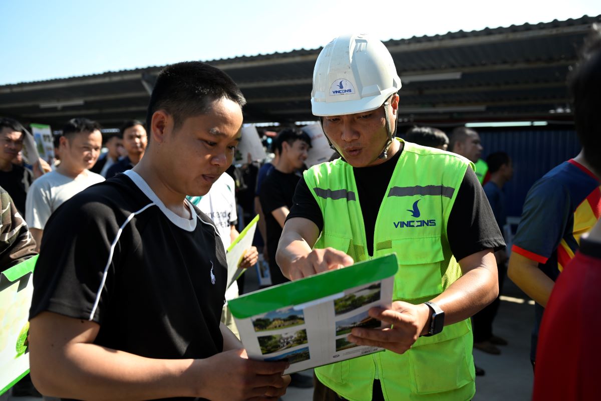 Người lao động đến ứng tuyển được hướng dẫn v&agrave; tư vấn c&aacute;c vị tr&iacute; c&ocirc;ng việc ph&ugrave; hợp&nbsp;
