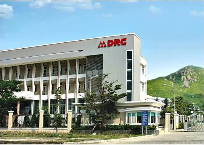 Cao su Đ&agrave; Nẵng chốt trả cổ tức năm 2025 bằng tiền với tỷ lệ 5%, tương ứng 500 đồng/cổ phiếu, tổng số tiền dự kiến hơn 77,21 tỷ đồng. Mức chia n&agrave;y thấp hơn nhiều năm trước, trong khi qu&yacute; I/2026 doanh nghiệp mới l&atilde;i sau thuế hơn 16 tỷ đồng, c&ograve;n kế hoạch lợi nhuận cả năm đặt ở mức 124 tỷ đồng. Ảnh: TL.