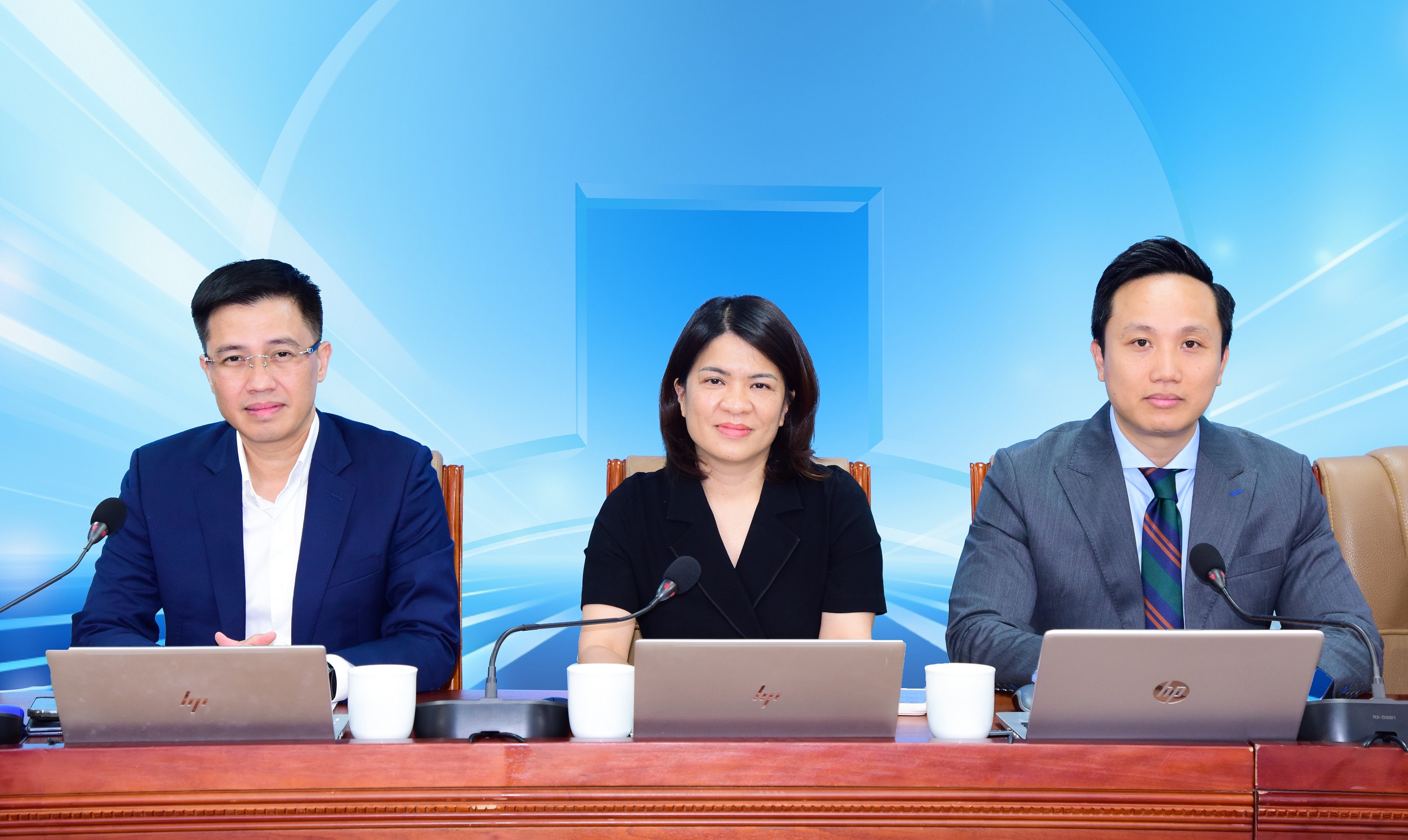 TV.HĐQT Phạm Thị Thanh Ho&agrave;i chủ tr&igrave; (ở giữa).&nbsp;Hội nghị&nbsp;cập nhật kết quả kinh doanh qu&yacute; 1/2026 của VietinBank