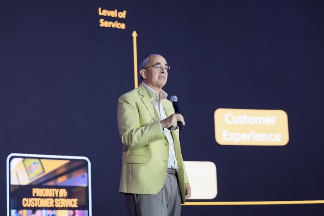 Chuy&ecirc;n gia Robin Speculand tr&igrave;nh b&agrave;y keynote về chủ đề: &ldquo;Customer Obsession &ndash; Lấy kh&aacute;ch h&agrave;ng l&agrave;m trung t&acirc;m như lợi thế cạnh tranh&rdquo;.