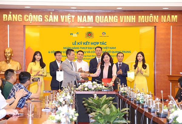 Đại diện PVcomBank v&agrave; QTS thực hiện k&yacute; kết hợp t&aacute;c về việc ứng dụng CCCD gắn chip trong hoạt động định danh, x&aacute;c thực điện tử