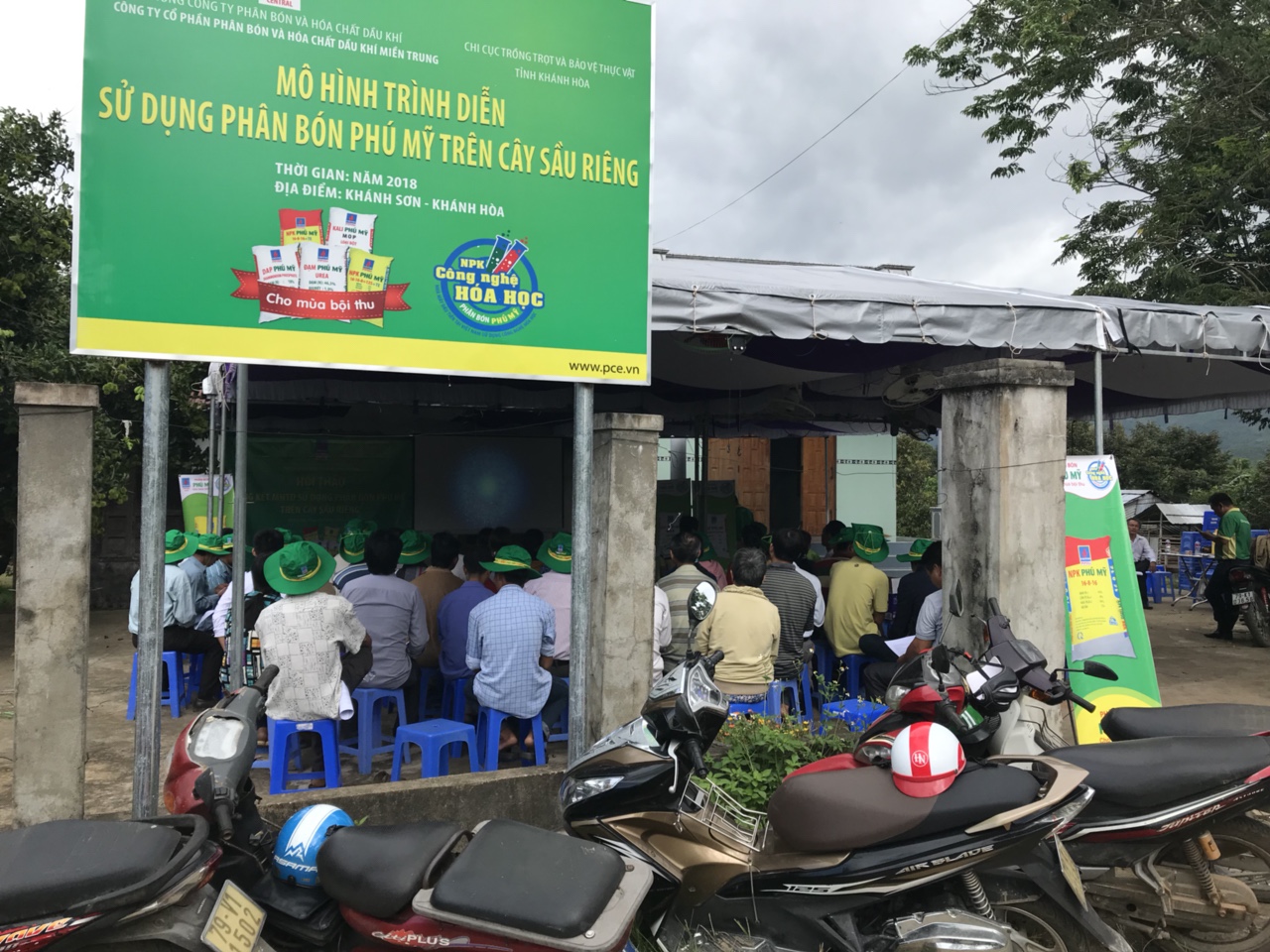 PVFCCo thực hiện c&aacute;c m&ocirc; h&igrave;nh tr&igrave;nh diễn, hướng dẫn b&agrave; con n&ocirc;ng d&acirc;n.&nbsp;