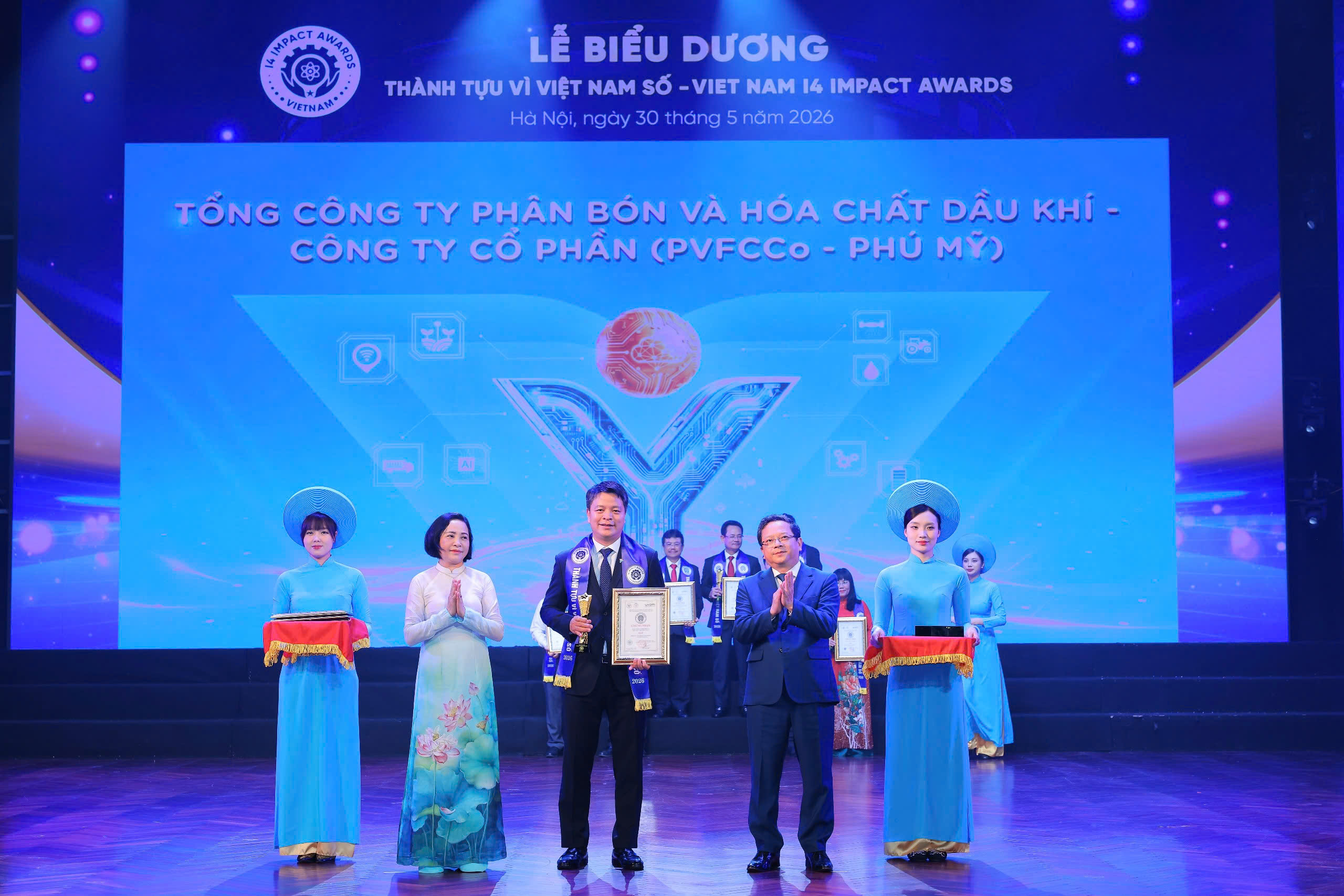 Đại diện PVFCCo Ph&uacute; Mỹ nhận biểu trưng của chương tr&igrave;nh