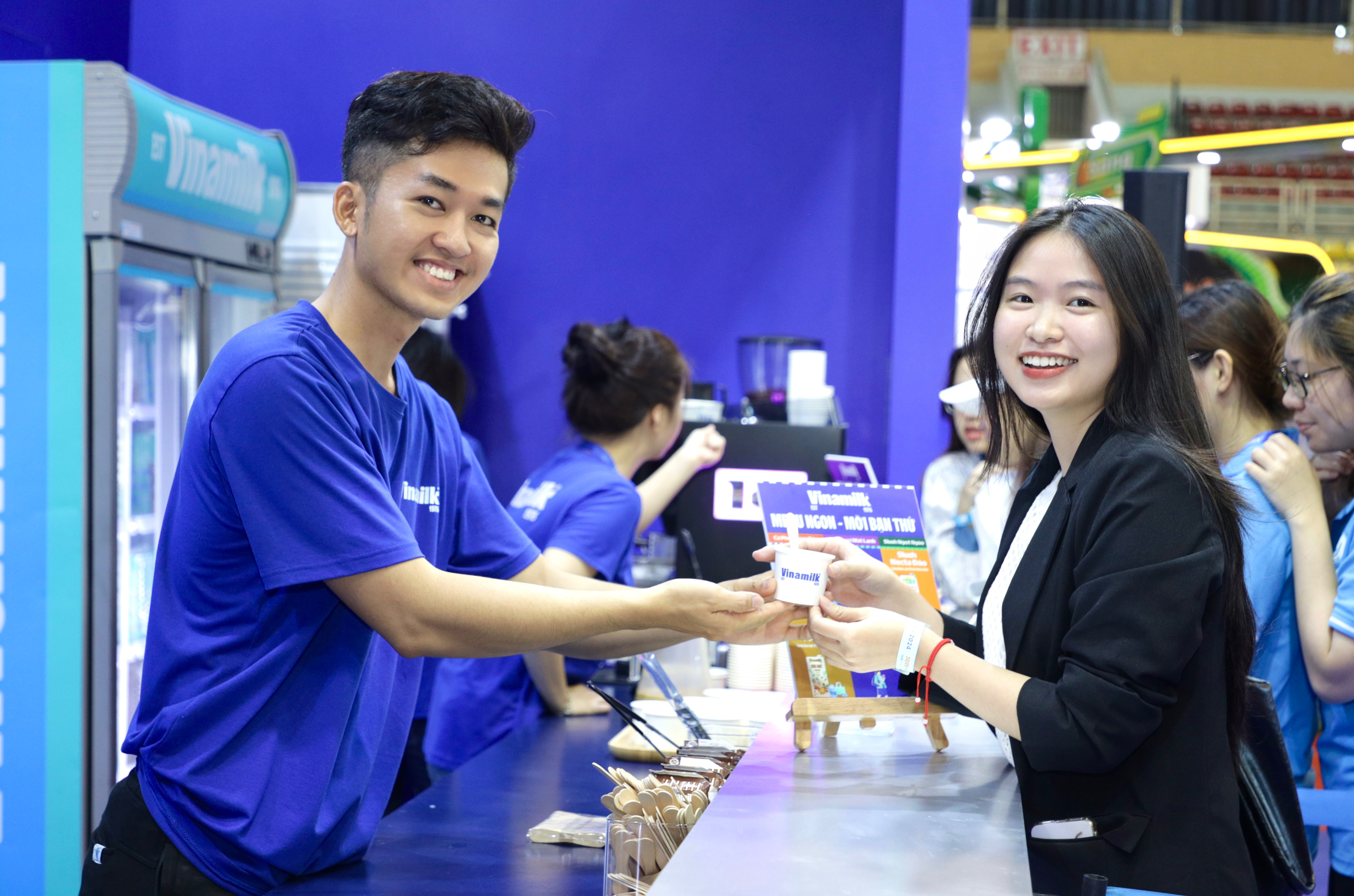 Super Nut Cappuccino, kem tươi Vinamilk Frozen Yogurt, Slush Vfresh Necta Đ&agrave;o&hellip; l&agrave; những m&oacute;n nước s&aacute;ng tạo, thu h&uacute;t đ&ocirc;ng đảo kh&aacute;ch đến thử.