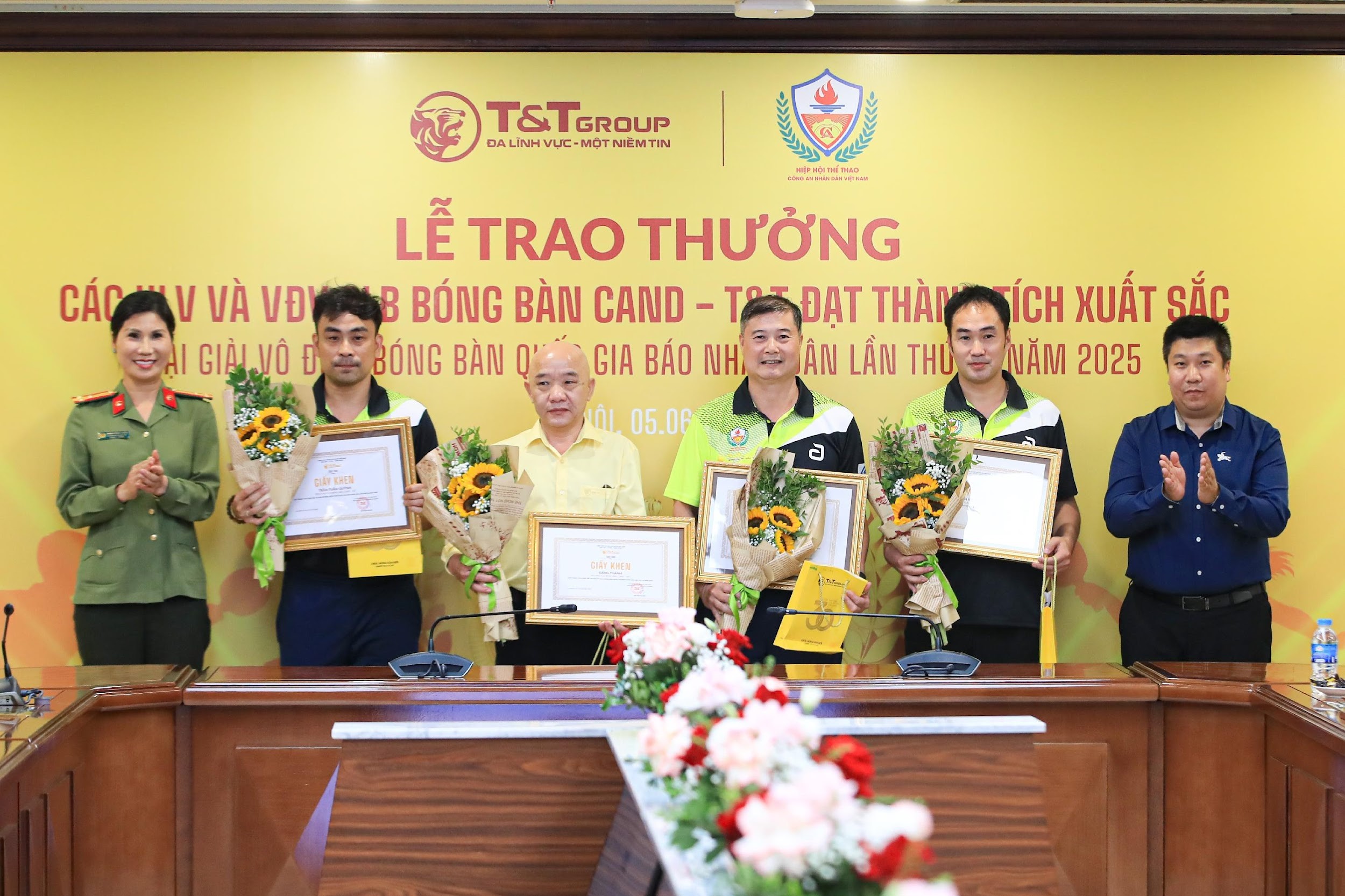 Ban Huấn luyện CLB B&oacute;ng b&agrave;n CAND &ndash; T&amp;T nhận giải thưởng sau th&agrave;nh t&iacute;ch đạt được tại Giải v&ocirc; địch B&oacute;ng b&agrave;n quốc gia B&aacute;o Nh&acirc;n D&acirc;n vừa qua &nbsp;