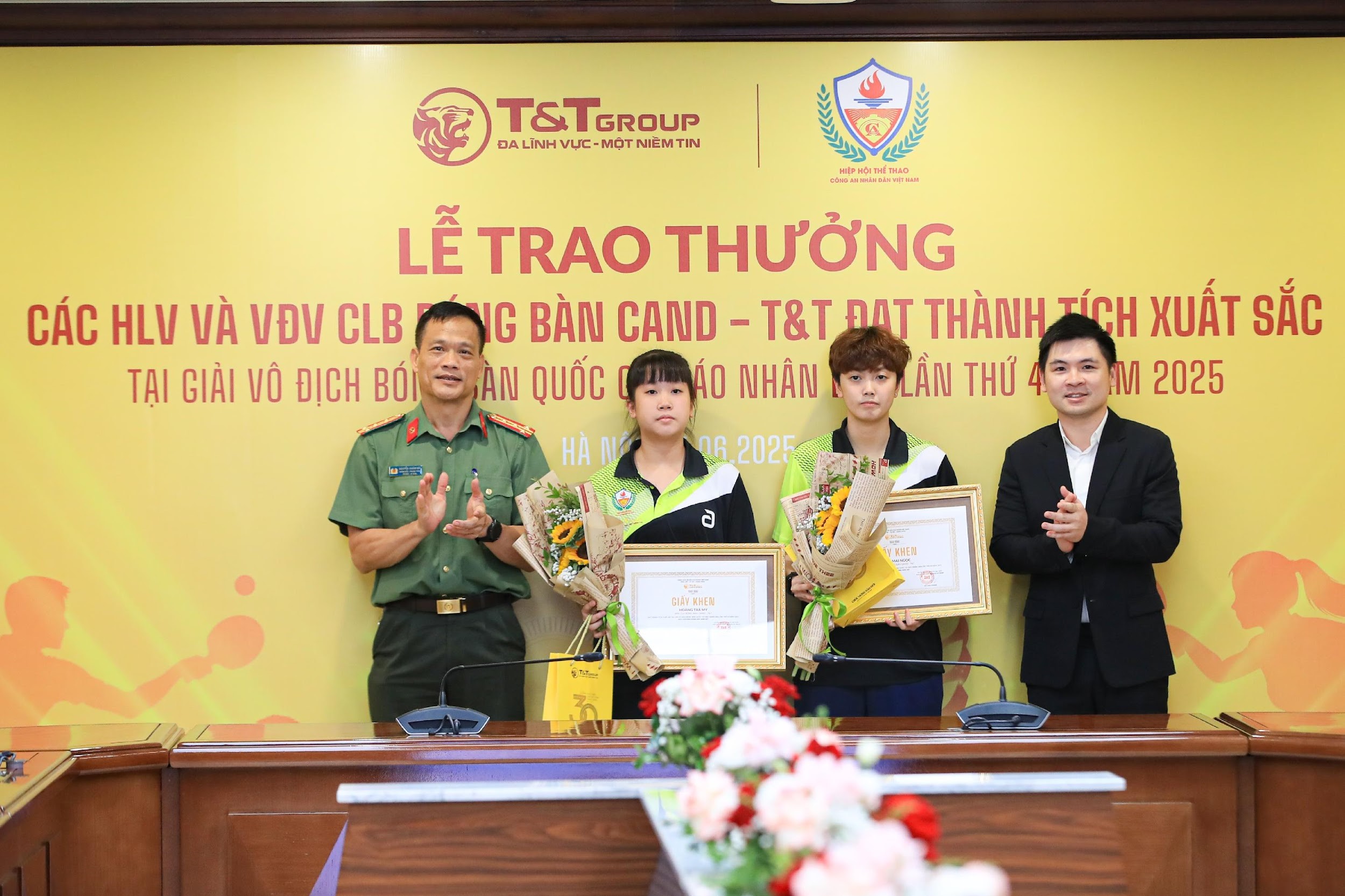 &Ocirc;ng Đỗ Vinh Quang, Ph&oacute; Chủ tịch HĐQT Tập đo&agrave;n T&amp;T Group v&agrave; Đại t&aacute; Nguyễn Xu&acirc;n Hải, Gi&aacute;m đốc Trung t&acirc;m Huấn luyện v&agrave; Thi đấu Thể thao CAND trao thưởng cho VĐV Ho&agrave;ng Tr&agrave; My v&agrave; Trần Mai Ngọc &nbsp;