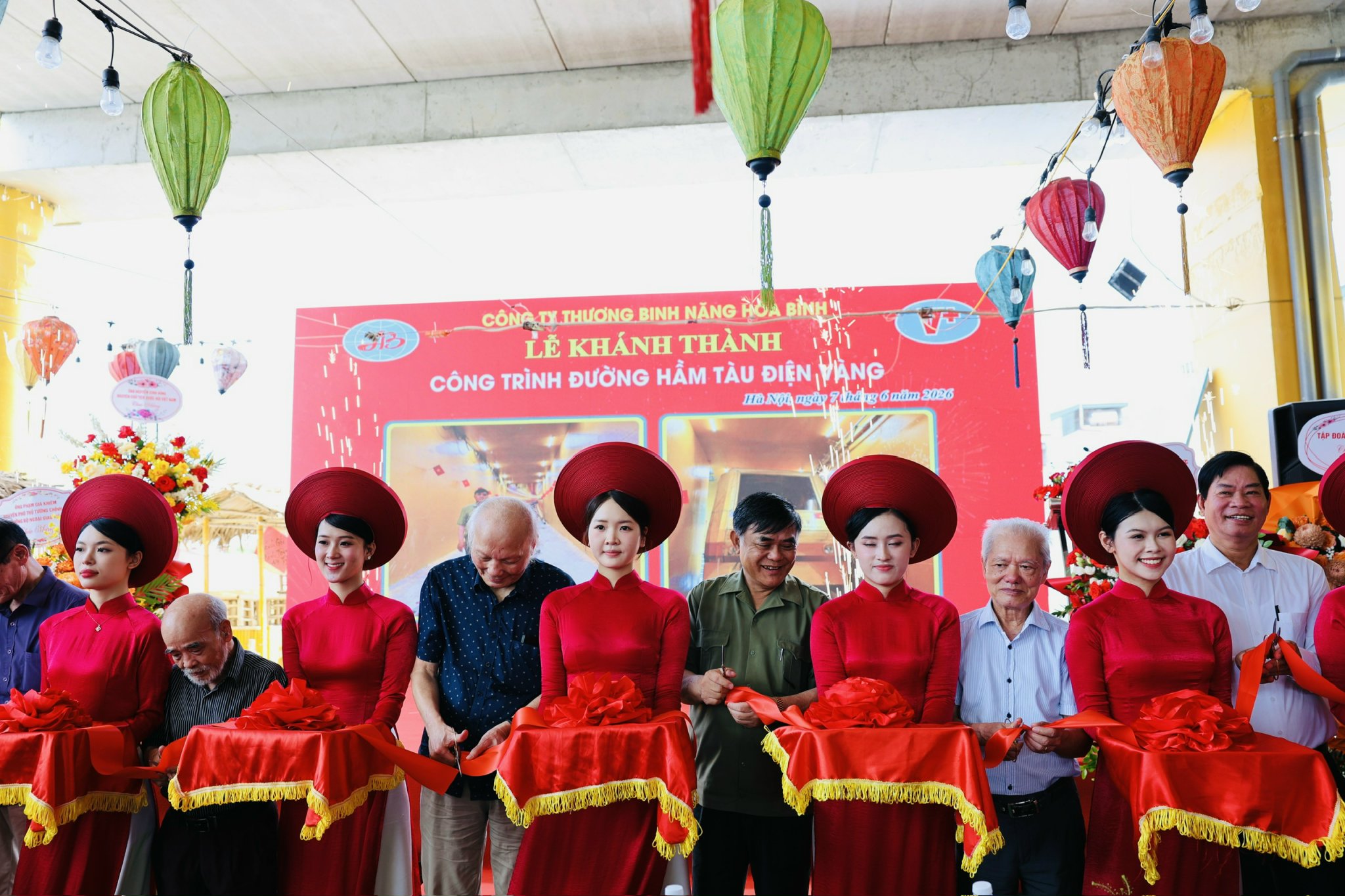 Dự &aacute;n thử nghiệm t&agrave;u điện d&aacute;t v&agrave;ng chạy ngầm của Tập đo&agrave;n H&ograve;a B&igrave;nh đ&atilde; ch&iacute;nh thức được kh&aacute;nh th&agrave;nh tại H&agrave; Nội.