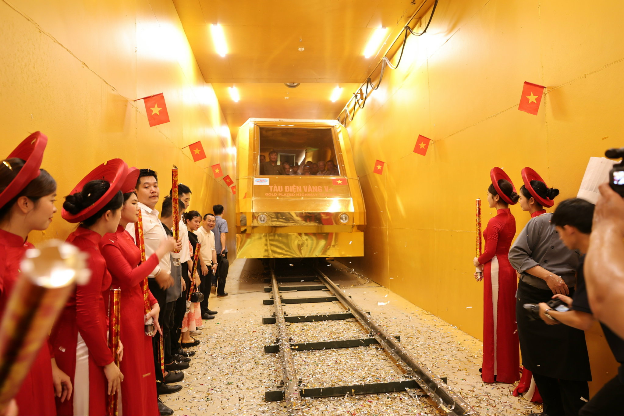 T&agrave;u điện d&aacute;t v&agrave;ng c&oacute; trọng tải 10 tấn, tương đương khoảng 150 người.
