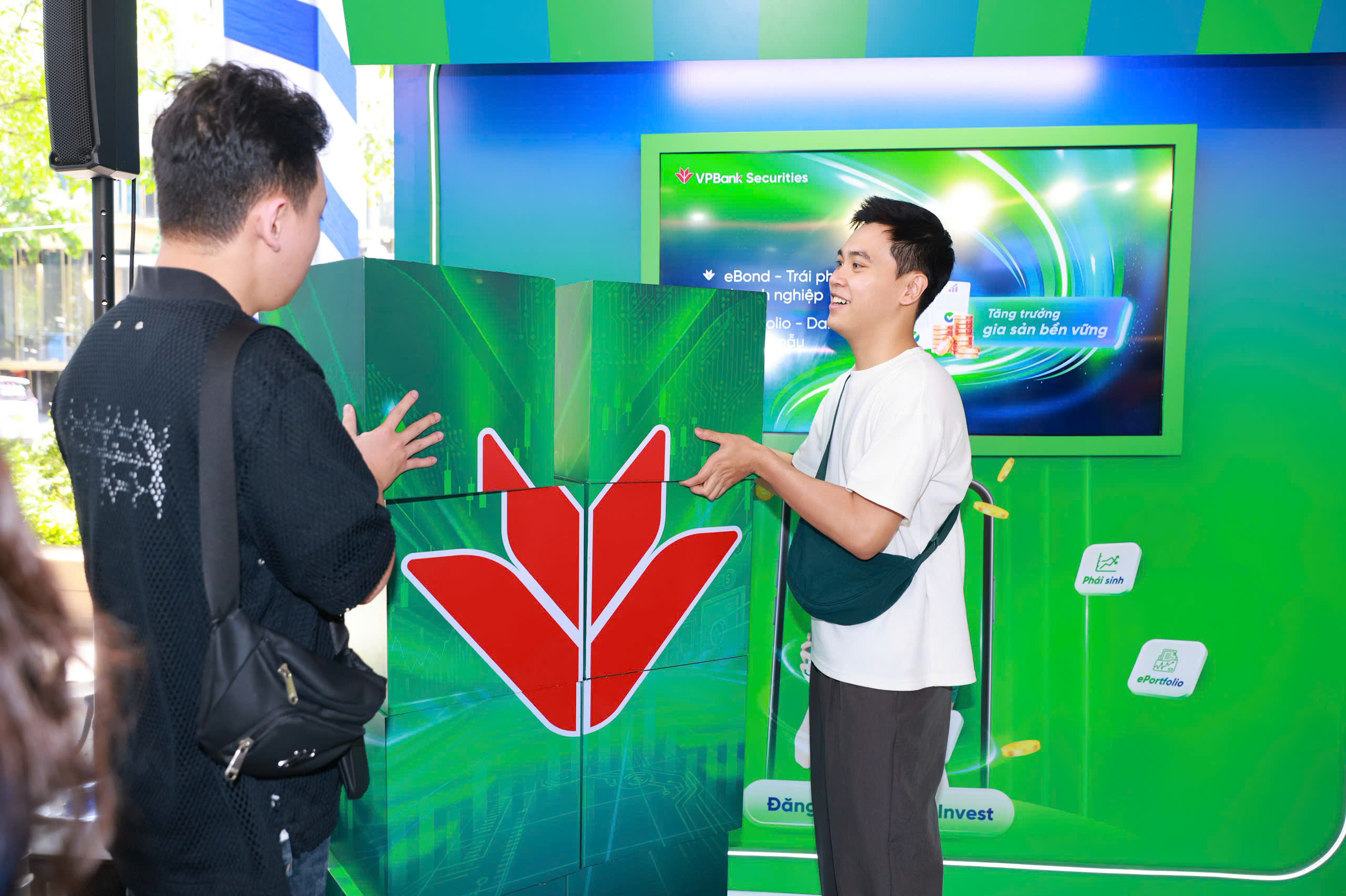 Kh&ocirc;ng gian trải nghiệm n&aacute;o nhiệt tại gian h&agrave;ng VPBankS với nhiều hoạt động th&uacute; vị