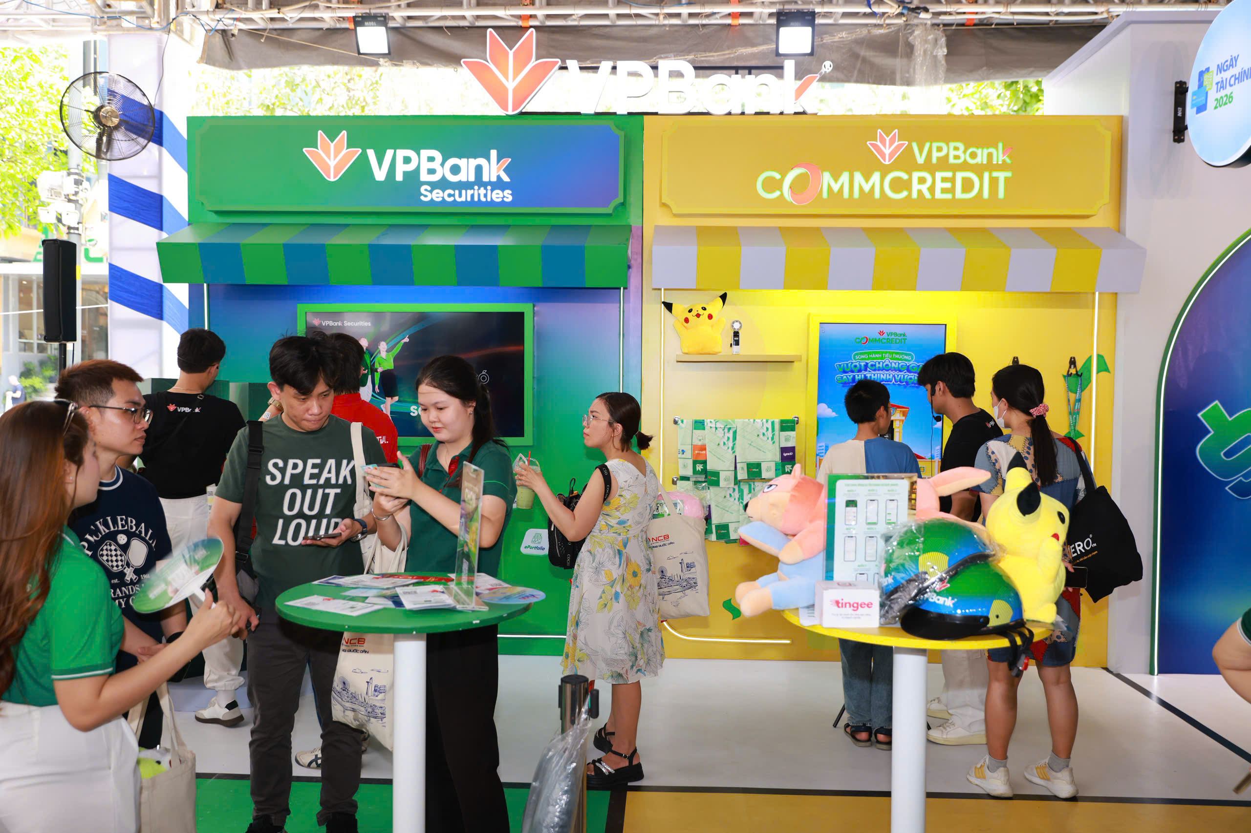Kết hợp giữa trải nghiệm tại chỗ, tư vấn trực tiếp v&agrave; chương tr&igrave;nh hấp dẫn, gian h&agrave;ng VPBankS trở th&agrave;nh điểm đến thu h&uacute;t đ&ocirc;ng đảo nh&agrave; đầu tư tại Ng&agrave;y T&agrave;i ch&iacute;nh số 2026