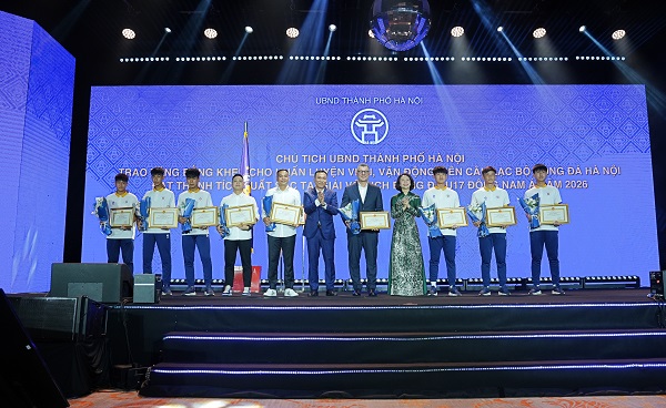 Chủ tịch VFF Trần Quốc Tuấn ghi nhận những đ&oacute;ng g&oacute;p của CLB b&oacute;ng đ&aacute; H&agrave; Nội cho b&oacute;ng đ&aacute; Việt Nam.