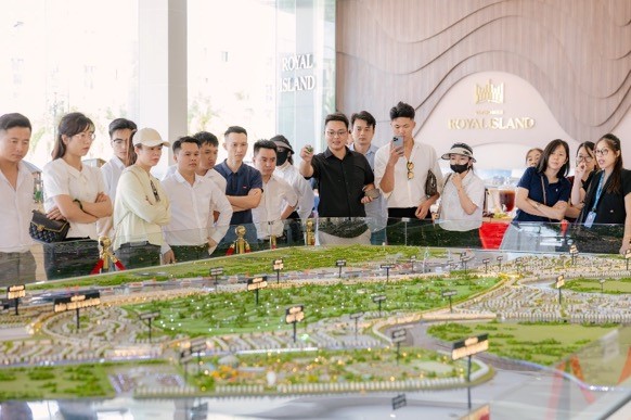 Vinhomes Royal Island l&agrave; một trong những t&acirc;m điểm thu h&uacute;t nh&agrave; đầu tư tới Hải Ph&ograve;ng nhờ vị tr&iacute;, tiện &iacute;ch v&agrave; những gi&aacute; trị kh&aacute;c biệt &nbsp;