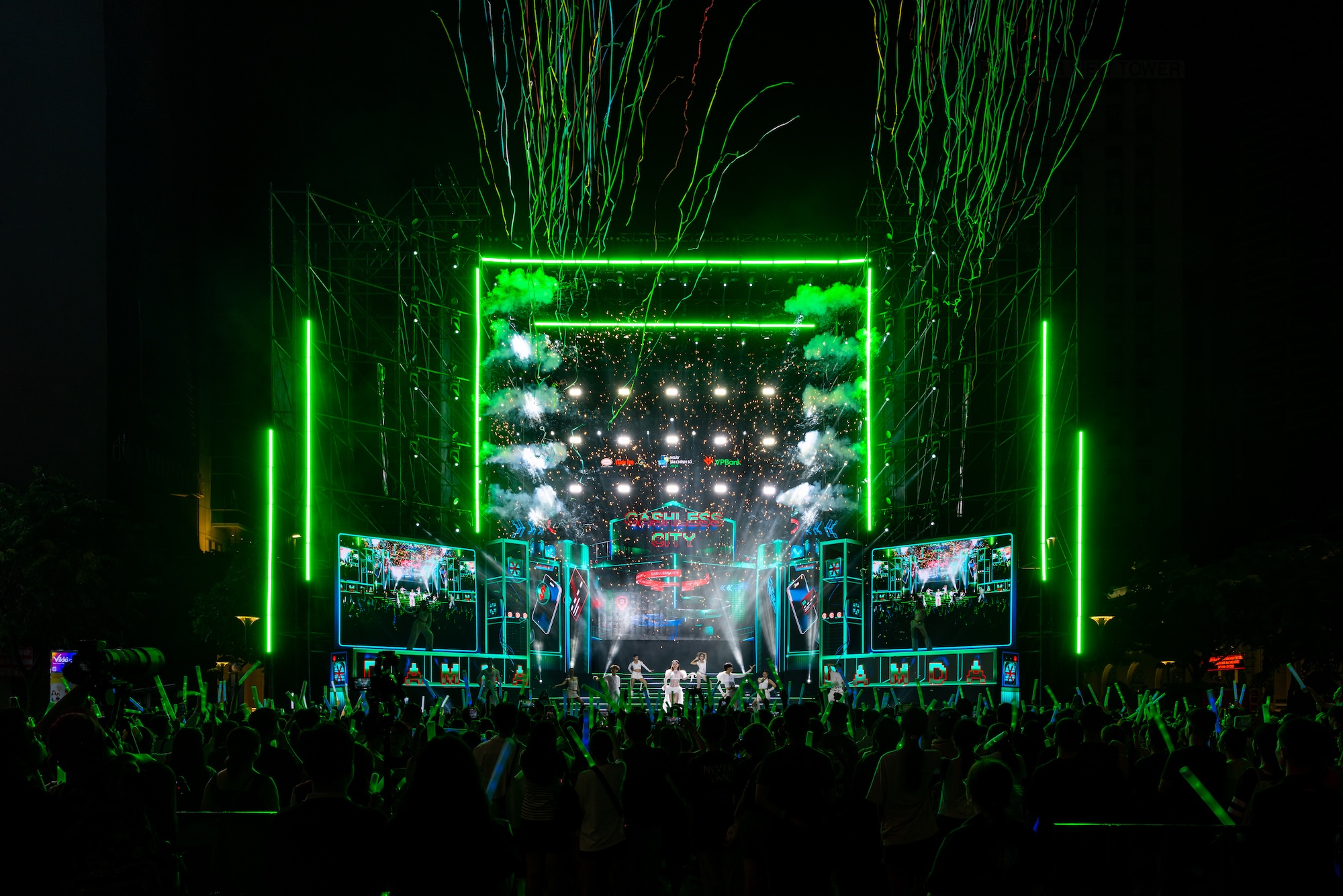 E-Concert tại Ng&agrave;y t&agrave;i ch&iacute;nh số 2026 thu h&uacute;t 20.000 kh&aacute;n giả đến cổ vũ