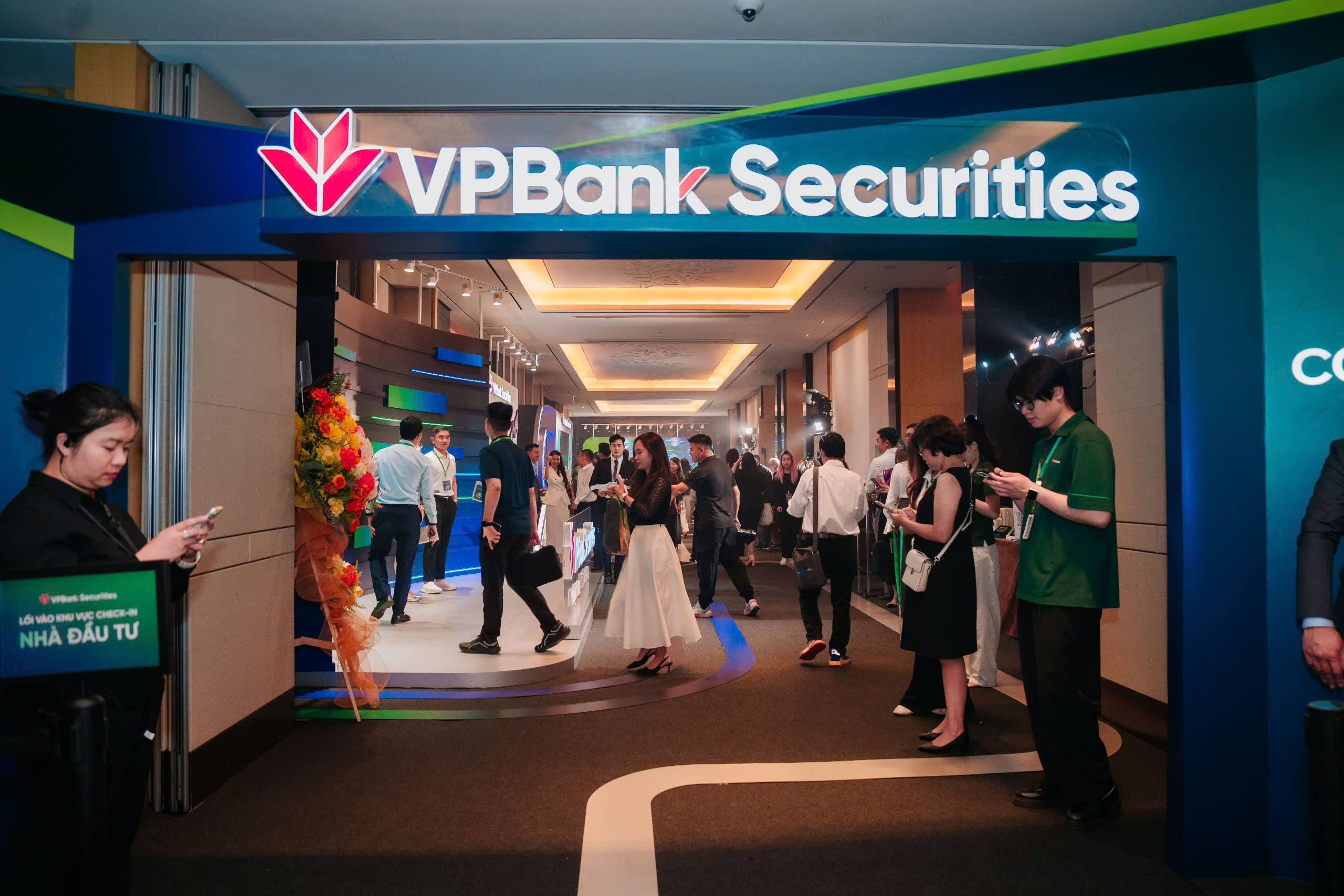 Cổ phiếu VPBankS hấp dẫn nhờ sự kết hợp giữa mức định gi&aacute; thấp hơn so với trung b&igrave;nh ng&agrave;nh v&agrave; nền tảng nội tại mạnh mẽ. (Ảnh: VPBankS).