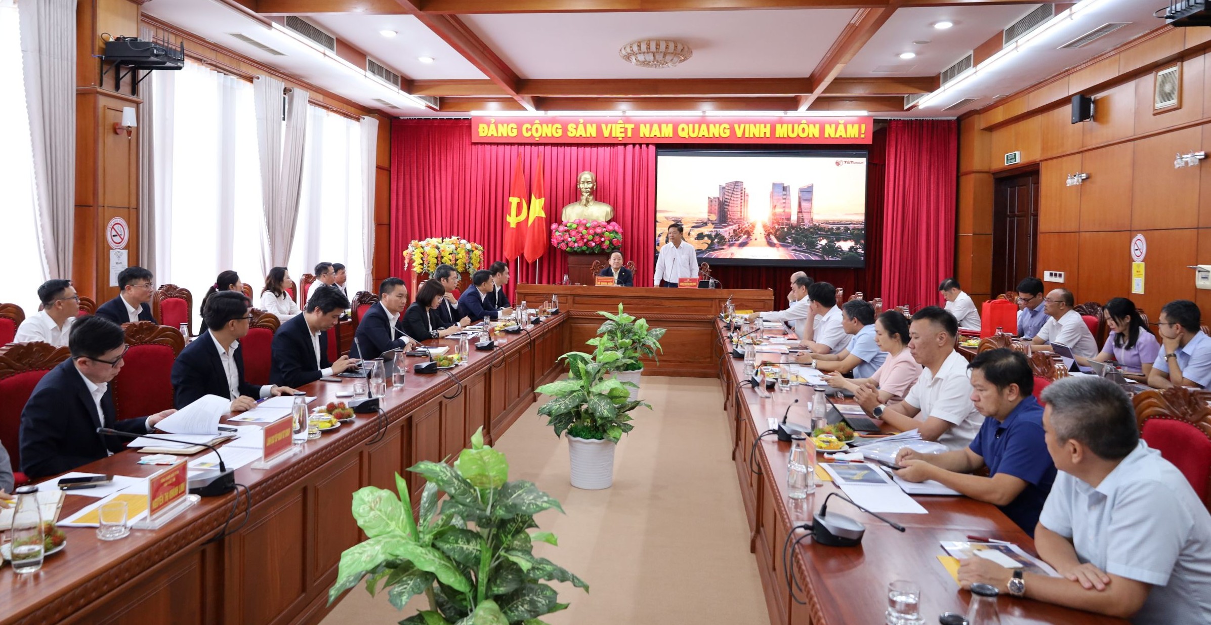 Quang cảnh buổi l&agrave;m việc