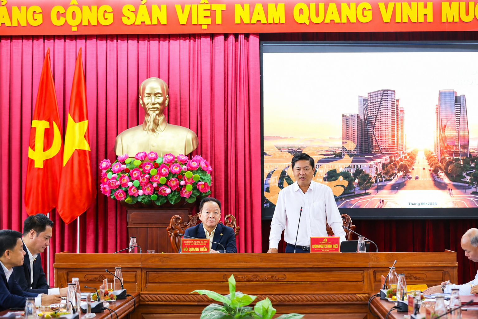 B&iacute; thư Tỉnh ủy Đắk Lắk Lương Nguyễn Minh Triết ph&aacute;t biểu tại buổi l&agrave;m việc.