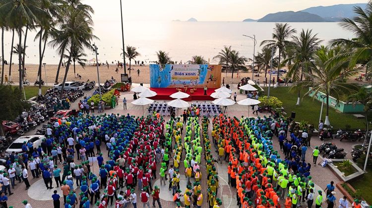Hơn 1.000 c&aacute;n bộ nh&acirc;n vi&ecirc;n Vingroup v&agrave; c&aacute;c t&igrave;nh nguyện vi&ecirc;n đ&atilde; c&oacute; mặt từ rất sớm tại c&ocirc;ng vi&ecirc;n Tuệ Tĩnh, Nha Trang, kho&aacute;c tr&ecirc;n m&igrave;nh đồng phục xanh, tay đeo găng thể hiện tinh thần tr&aacute;ch nhiệm v&agrave; cam kết h&agrave;nh động v&igrave; m&ocirc;i trường. Đ&acirc;y kh&ocirc;ng chỉ l&agrave; một hoạt động dọn r&aacute;c đơn thuần, m&agrave; c&ograve;n l&agrave; một lời khẳng định mạnh mẽ cho lối sống xanh, &yacute; thức bảo vệ biển &ndash; bảo vệ tương lai của th&agrave;nh phố du lịch Nha Trang.