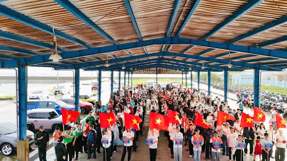 Đ&ocirc;ng đảo c&aacute;n bộ nh&acirc;n vi&ecirc;n v&agrave; t&igrave;nh nguyện vi&ecirc;n tập trung tại điểm xuất ph&aacute;t, lắng nghe phổ biến nhiệm vụ v&agrave; sẵn s&agrave;ng bước v&agrave;o hoạt động thu gom r&aacute;c thải ven biển tại Ph&uacute; Quốc.