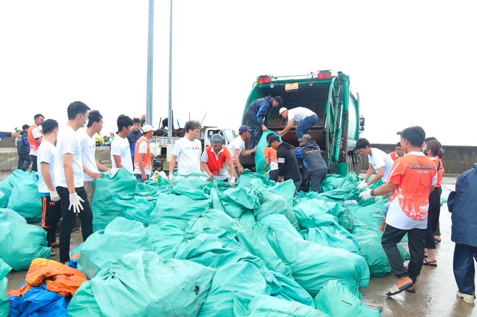 H&agrave;ng trăm bao r&aacute;c được nhanh ch&oacute;ng tập kết v&agrave; chuyển l&ecirc;n xe tải sau buổi ra qu&acirc;n, cho thấy hiệu quả thiết thực của chiến dịch v&agrave; tinh thần h&agrave;nh động v&igrave; m&ocirc;i trường của cộng đồng địa phương.