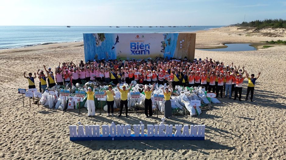 Đội h&igrave;nh ra qu&acirc;n ở Quảng Nam sau khi đ&atilde; ho&agrave;n th&agrave;nh chiến dịch dọn r&aacute;c. &ldquo;Chiến dịch h&ocirc;m nay chỉ l&agrave; điểm khởi đầu, v&agrave; từ c&aacute;c địa phương sẽ lan tỏa một tinh thần: sống h&agrave;i h&ograve;a với biển, ph&aacute;t triển từ biển &ndash; nhưng kh&ocirc;ng đ&aacute;nh đổi tương lai biển. Đ&oacute; cũng ch&iacute;nh l&agrave; c&aacute;ch ch&uacute;ng ta c&ugrave;ng hiện thực h&oacute;a tầm nh&igrave;n của Đảng v&agrave; Ch&iacute;nh phủ về ph&aacute;t triển kinh tế biển bền vững &ndash; như đ&atilde; được khẳng định trong Nghị quyết 36-NQ/TW&rdquo;, TS. L&ecirc; Th&aacute;i H&agrave; - Gi&aacute;m đốc Điều h&agrave;nh Quỹ V&igrave; tương lai xanh, cho biết.